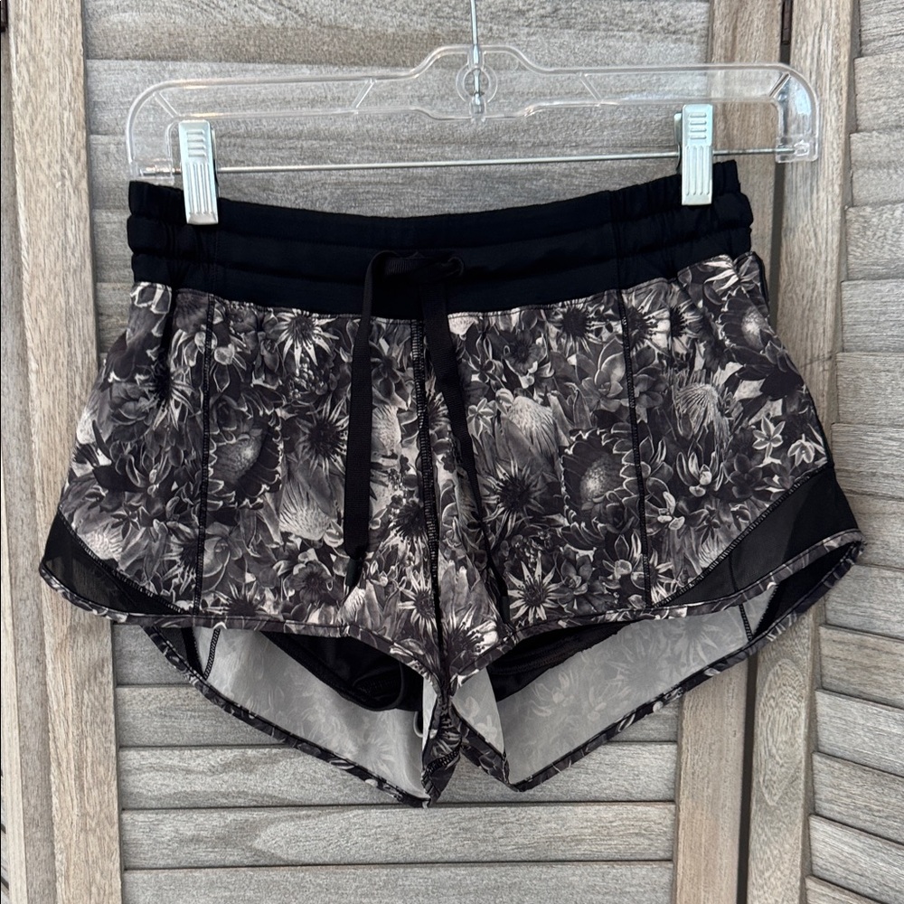 Lululemon Black gray floral print Hotty hot Women's Shorts size 6